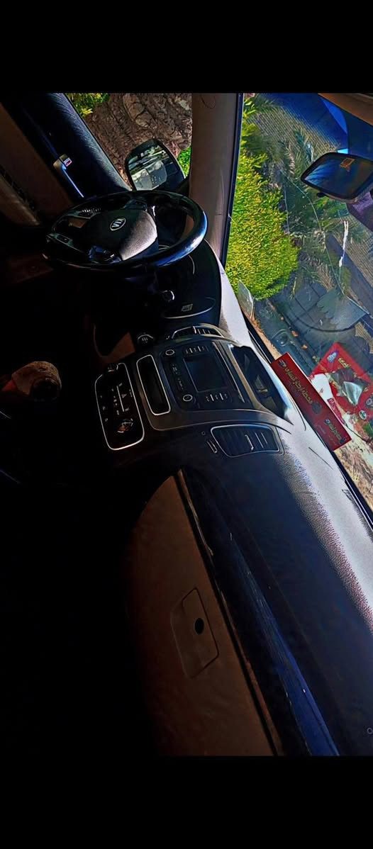 سورنتوو  للبيع 2015 لون ابيض
وارد خليجي 7 راكب 6 سلندر
بيها صبغ بالجاملغ الايسر خمس اصابع 
للاستفسار ***********
