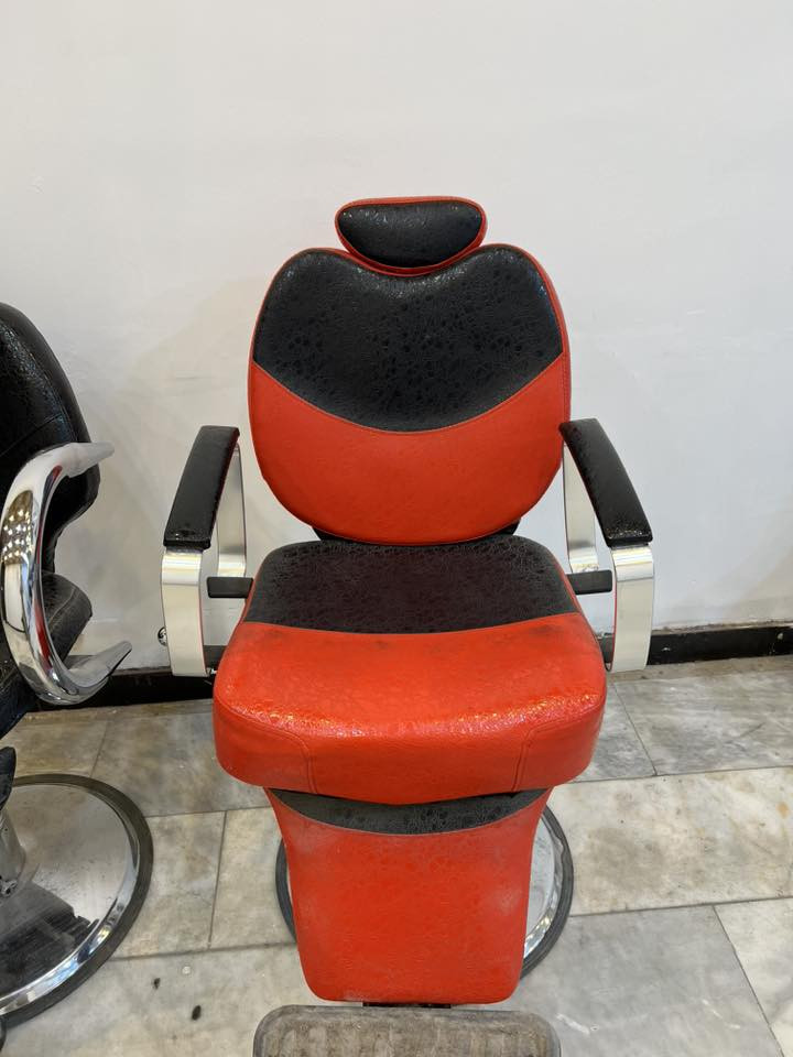 السلام عليكم للبيع كراسي حلاقه جدد الجكات شغالات استعمال قليل الواحد ب130 وبي مجال كلش قليل المكان النجف الوفاء سبب البيع تغيرالديكور 
للاستفسار الاتصال أو مراسله واتساب ***********
