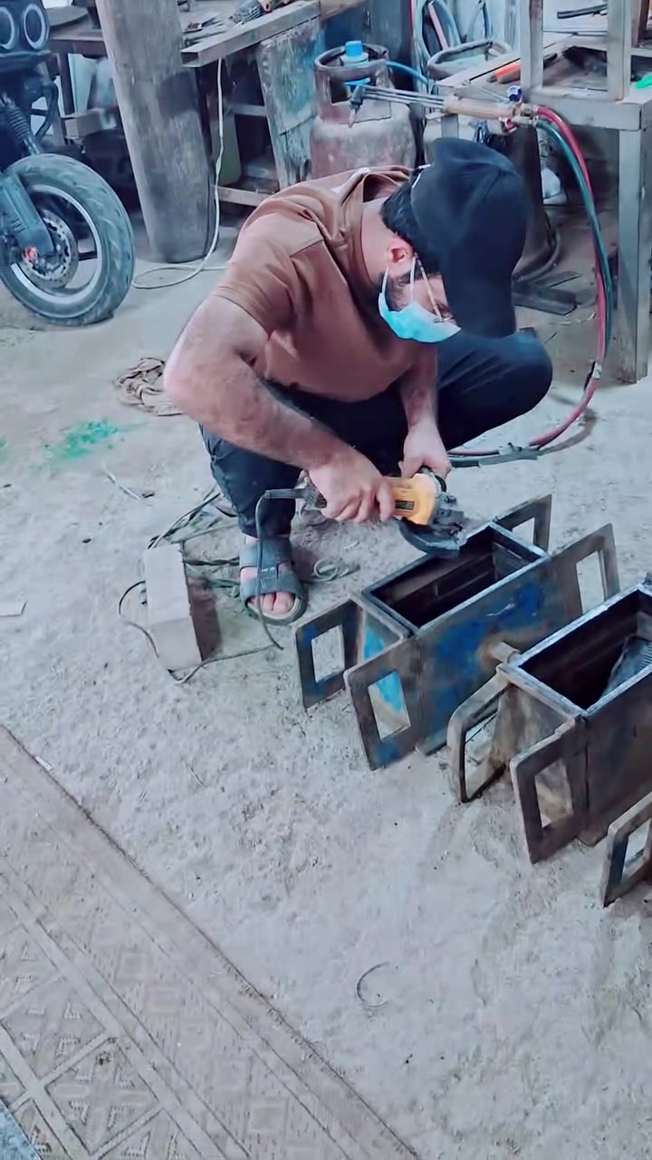 شغل قوالب معامل طابوق لشغل بي ضمان شرط ركن موس لبنه تخبل ولوجه يخلص ٥ بطاين يله يطك وكو توصيل يجيك سايق للمعمل ياخذ لقوالب ***********
