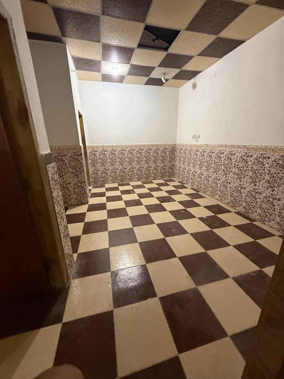 شقه في التنومه مقابيل المستوصف طابق ثاني غرفتين ومطبخ ***********
