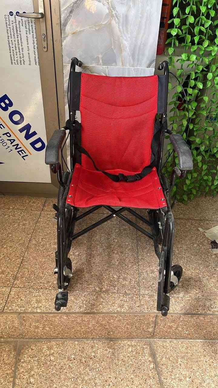 كرسي للكبار السن وللمرضى الله يشفي كل مريض اخواني الي بحاجة الي هاذا الكرسي يجي ياخدها ويدعيلنى بهاذا الشهر الكريم 
***********
