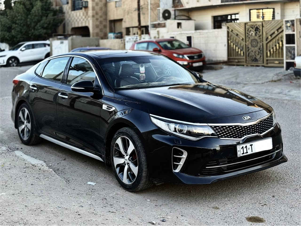 السلام عليكم
***********
كيا اوبتما خليجي 2016 GT Line رقم بغداد بأسمي
محرك 2000 دوش
مكفولة كفالة عامه
تجي اعلى مواصفات بال جي تي 
بانوراما
بصمة دخول ذكي 
إنارة داخلية محيطية 
شاشة كبيرة 
تحكم ستيرن كامل
رادار أمامي مع تحديد مسافة سيارة كدامك 
رادار خلفي + رادار جانبي 
حساس أمامي خلفي 
شفتات ستيرن 
كشنات كهرباء + كشنات تدفئة تبريد 
شحن لاسلكي 
صندوق ذكي عند الأقتراب 
نضام قيادة ذاتية 
تبريد منفصل أمامي وخلفي 
نضام اوتو هولد ازدحامات 
هاندبريك بصمة 
انضمة قيادية  نورمال + سبورت + ايكو 
كاميرا 360 درجة ( امامي خلفي وجانبي )
لايتات اوتو 
مري قلاب مع البك 
نقطة عمياء 
 خزن ميموري كار بلي 
بردات خلفية 
الصدر جديد شديته وبالعافيه الي ياخذها 
مكان السيارة بغداد - حي الاعلام 
السعر 158 وبي مجال ان شاءالله
