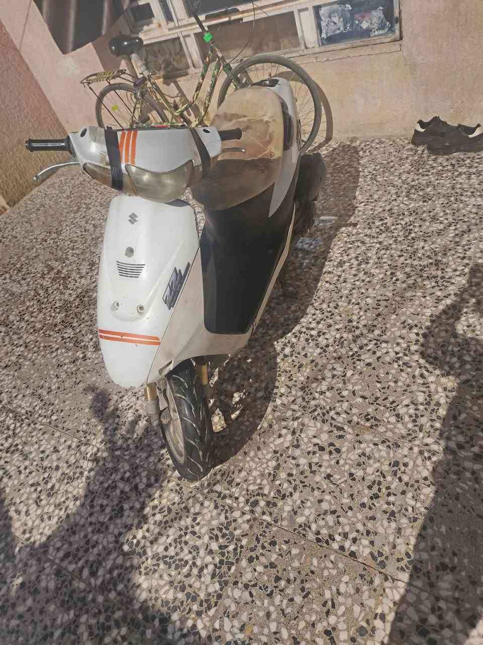 سلام عليكم دراجه سازوكي12 للبيع اوراق موجوده شغاله السعر 175وبيه مجال قليل للاستفسار *********** مكان الماجديه
