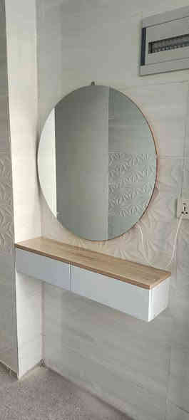 مێزی کونسوڵ بە ئاوێنەو گڵۆپی لیدەوە  
وە بە ئاوێنەی گەورەوە نرخی 65 هەزارە گەیاندن و هەڵواسین تەنها 5 هەزارە بۆ ناو شاری سلێمانی درێژی یەک مەترە 
*********** السليمانية
