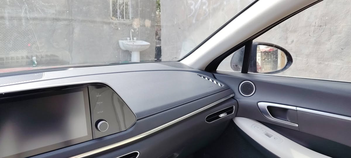 هيونداي سوناتا 2022 – لون ماروني
*********** 
بابل حله 
السعر 180 وبيها مجال 
محرك 2.5
الممشى: فقط 58 ألف ميل
سنوية + هزة جديد
رقم جديد دولي
السيارة نظيفة جداً مال بيت والاستعمال خفيف.

المواصفات:

3 وضعيات قيادة (Drive Modes)

رادار أمامي + خلفي

نظام التوقف الذاتي

تشغيل عن بعد

مثبت سرعة

تحكم ذكي بالستيرن (مساعدة البقاء في المسار)

كشنات تدفئة

كرسي السائق كهربائي

سايد بريك كهربائي

كير دكم (تبديل سرعات من الستيرن)

تحكم منفصل بمناخ التبريد للسائق والراكب

فتح الجنطة بصمة

أبواب بصمة

تشغيل بصمة (Start/Stop)

نظام الترحيب عند الاقتراب

إشارات بالمرايا

أضواء LED نهارية

فتح الجنطة عند الاقتراب

نوافذ أوتو

ملاحظة:
السيارة ما بيها أي ضربة، فقط داخلة تخريب بنيد وتم تبديله لا أكثر.

السيارة نظيفة جداً وجاهزة للفحص. حلة, بابل
