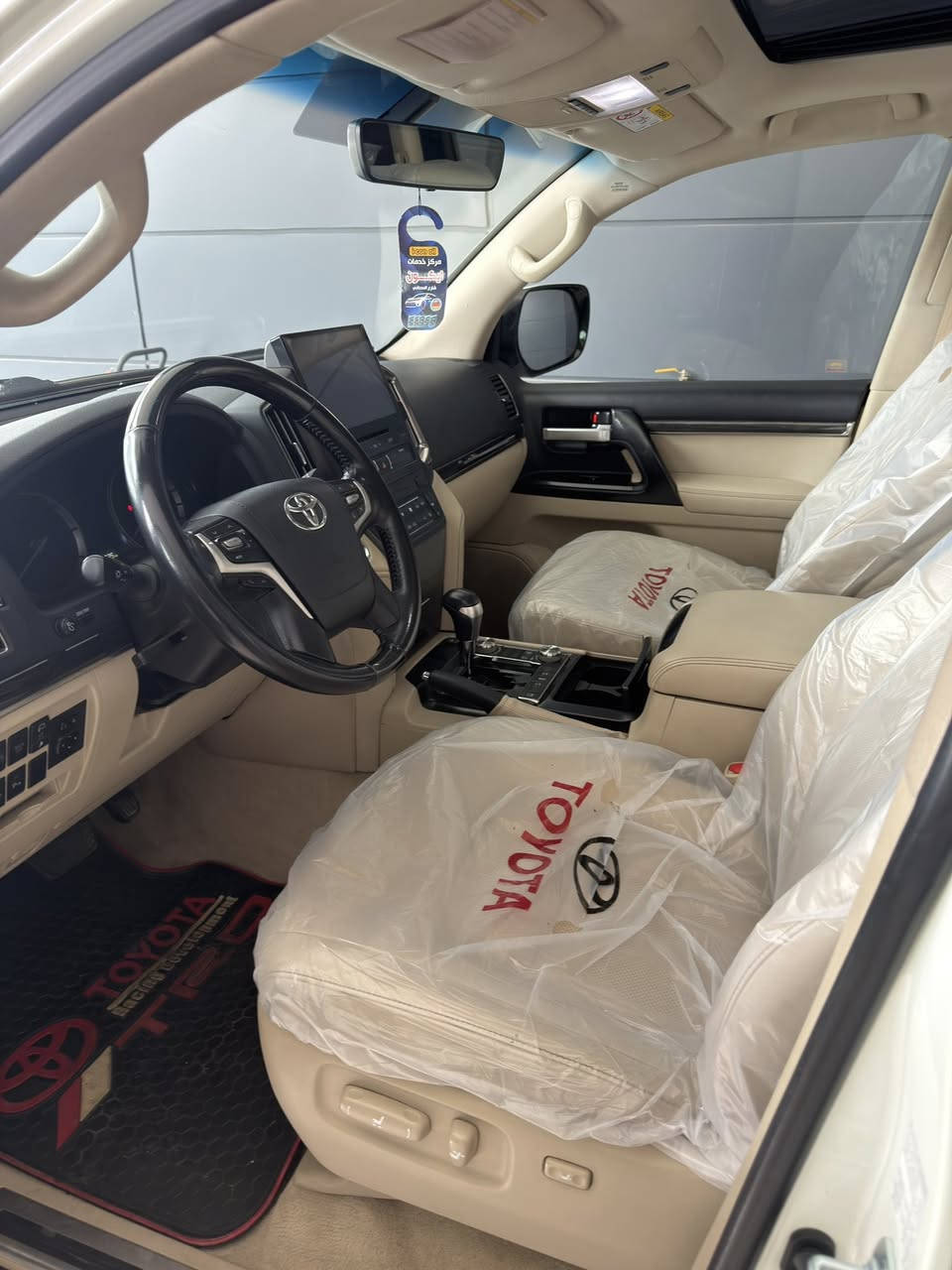 لاند كروزر GXR 2021 سيارة كلش نظيفة اخت الزيرو ومغلفه بي بي اف ماشية ٤٨ الف وسعرها كلش حلو 
للحجز والاستفسار 
***********
