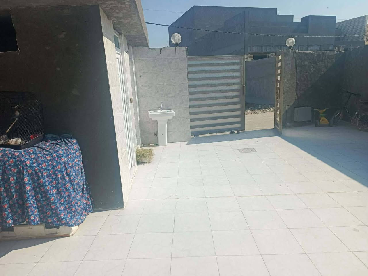 بيت للبيع حديث البناء طابقين سند25تحويل مباشر المساحه 250مترصب كونكريت يتكون من 4أربع
أربع غرف نوم  مطبخ صاله ممرات استقبال سطح شتايكر صحيات داخليه وخارجيه . العنوان على قرب نبيل مدير الناحية ..أو خلف مهدي عاكول دائرة الزراعة .

 السعر 155 مليون بي مجال بسيط للاستفسار مراجعة مكتب حيدر السلطاني شارع البطاوي قرب عارضة الامام ***********.   ***********
