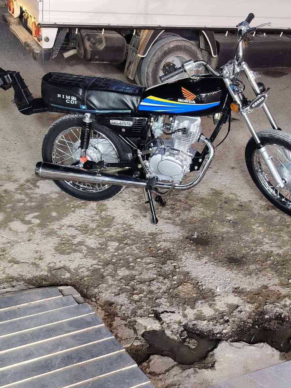 سلام عليكم دراجه 2025 الدراجه انضف من الصوره الدراجه اصل بيضه مسويه حربيه سوده وغراضه موجوده وياها الدراجه على وضع الشركه  مبداله دهن بس 3مرات الدراجه كلك مطلعه من المعرض الكرار بدون اوراق  اتكاتب وياك اتكفلك بل شعاير فقط رقمي *********** والشراي ب خدمته
