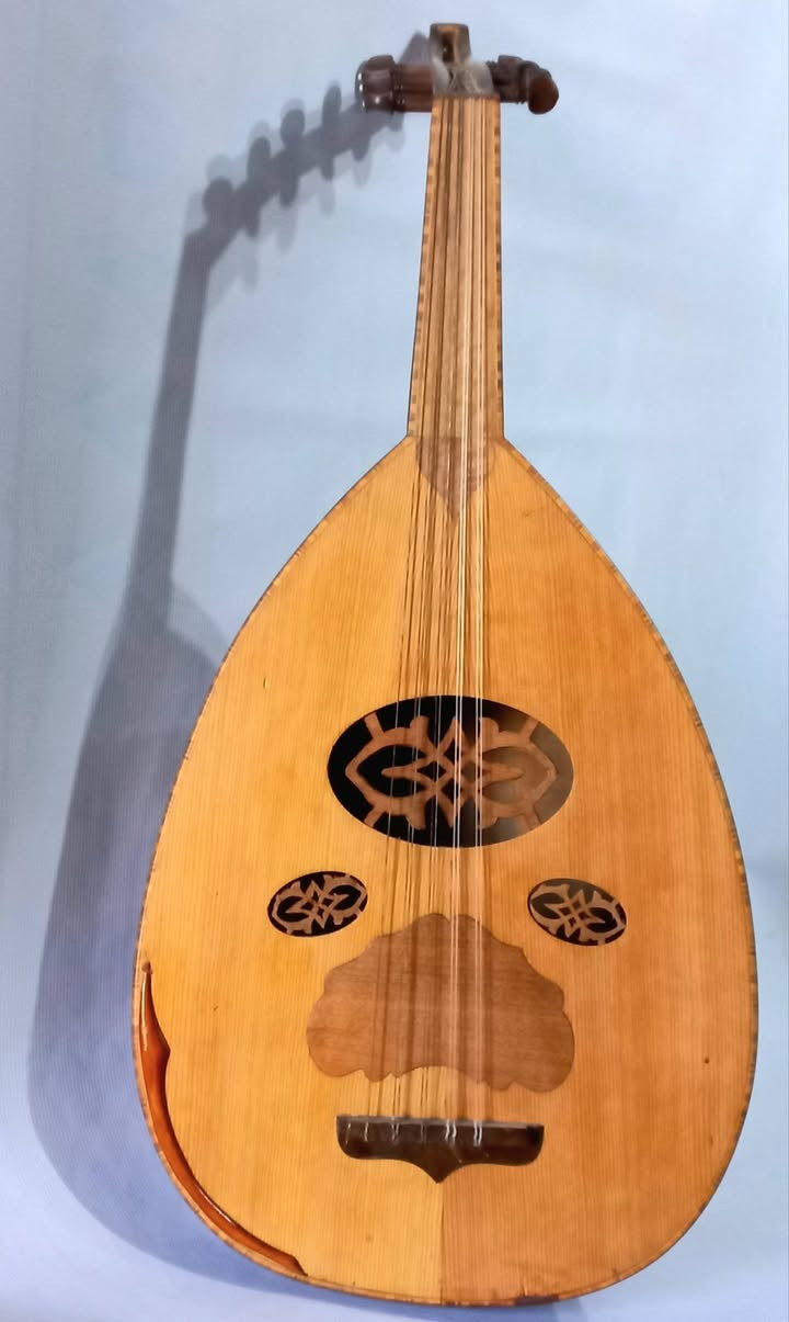 عود سوري زرياب للبيع سعرة 125 الف هذا رقمي وبي واتساب *********** مكاني بغداد/ البياع (يوجد توصيل بغداد والمحافظات باجور )
