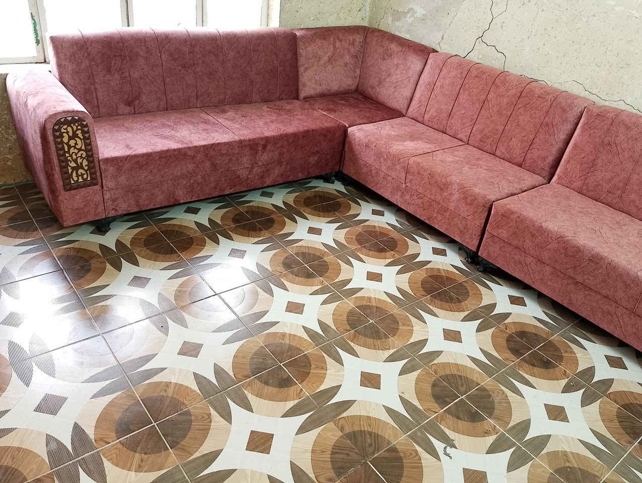 ديوان للبيع نضيف جدا بدون اي ضرر غير مستخدم 270 بي مجال بصيط مكان بغداد الحرية موجود توصيل بكروة رقم ***********
