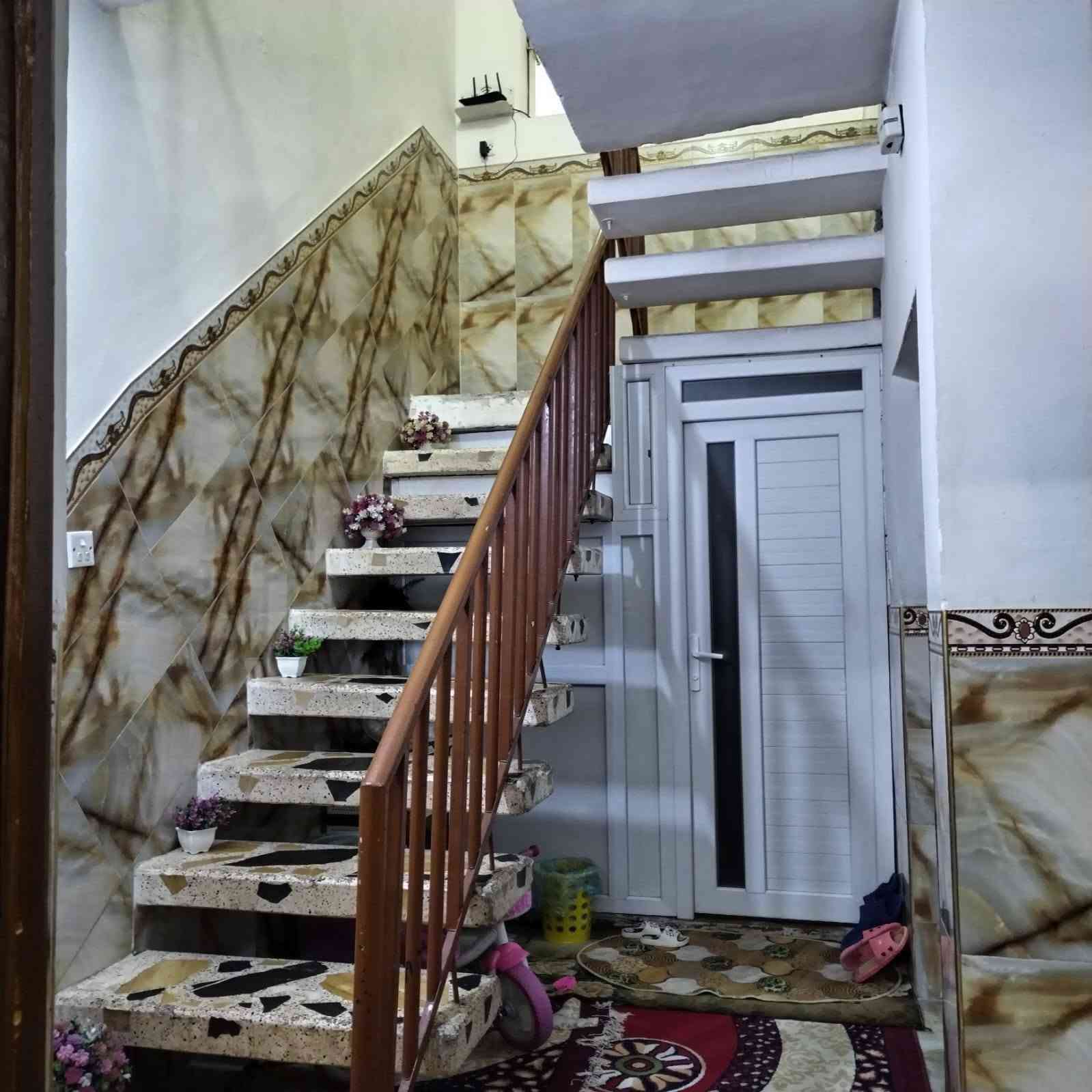 السلام عليكم دار للبيع في حي الزهراء مقابل ثانوية الانتصارات مساحة ٢٠٠ متر طابقين بناء طابوق يحتوي على ٣غرف استقبال هول مطبخ ترك خلف البيت وبجانب البيت صحيات داخلية وخارجية البيت نظيف جدا السعر ١٠٠ الاتصال ع الرقم ***********
