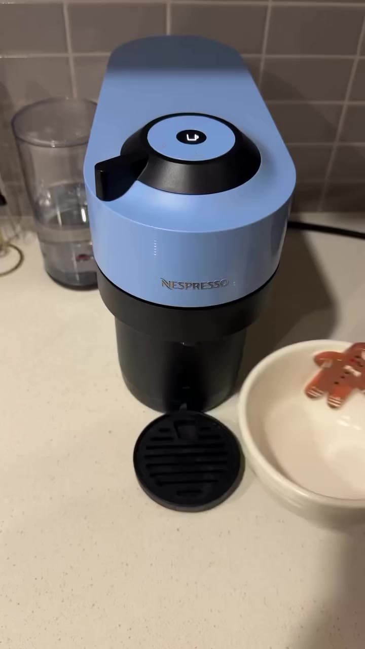 مزاد اعلى سعر ابيع
ماكينة القهوة نسبريسو فيرتو بوب (Nespresso Vertuo Pop) بلون الازرق سمائي . تتميز هذه الماكينة بتصميمها الأنيق والمدمج، وهي مصممة لتناسب أي مكان في المطبخ.


**إذا كنت صاحب هذا الإعلان وتريد حذفه لأي سبب، رجاءا أرسل رسالة إلى الدعم الفني**