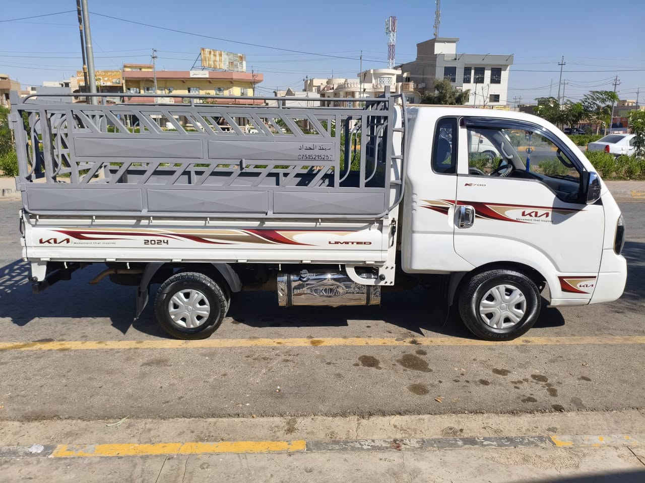 السلام وعليكم كيه موديل 15 مكينه 2700 كفاله عامه فقط دوير مصلحه قطره صبغ مابيها على وظع الشركه رقم بابل هزه جديده رقم دولي جديد ابسمي محرك كير شاصي كفله شرط و السياره احلا من الصوره ملاحظه (المحجل مو ويه الساره) مكان السياره كربلاء  السعر 115 للتوصل عال رقم ***********
