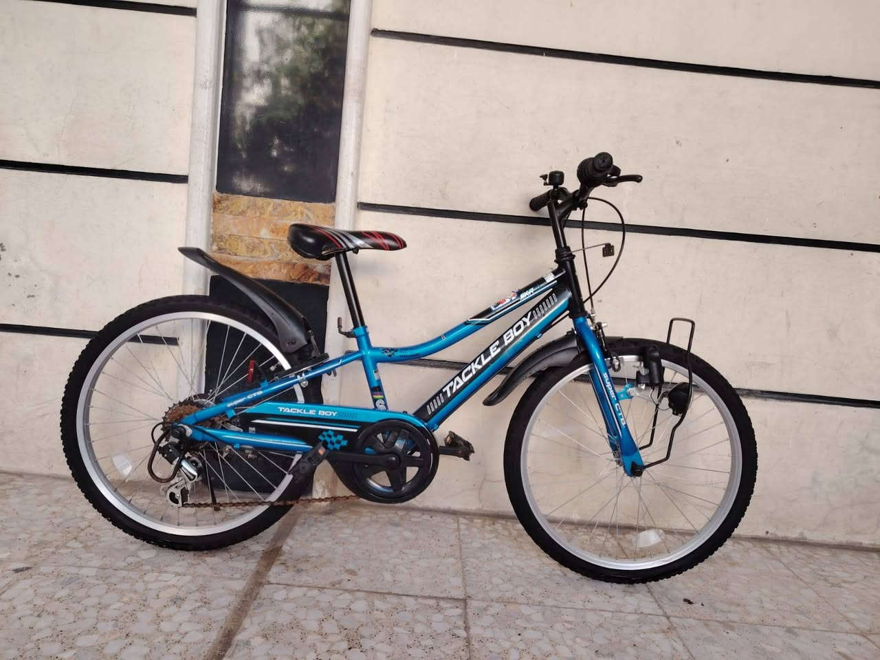 السلام عليكم ورحمة الله وبركاته
بيسكل موديل كيمو حجم ٢٢
باله ياباني النضافه فول وضع حاويه
ماركه (  TACKLE BoY)
يده كير ٦ نمر شيمانو اصلي
داينمو امامي ثلجي شغال 
السعر ( 100 الف)
لون ميمز اسود بزرك مختم 
كشن اصلي ماركه تايرات بلادي
العنوان بغداد منطقة الحبيبيه 
هاتف *********** 
الاستفسار واتساب
