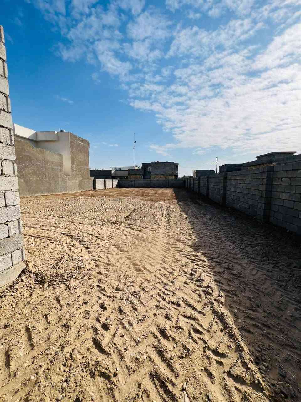 #للاستثمار 
ارض مساحتها 714 م مربع 
الواجهه 17 م والنزال 42 م
متوفره فيها كافة الخدمات (ماء / كهرباء / تبليط )

#مكتب_اليقين_للعقار
***********
***********
***********
