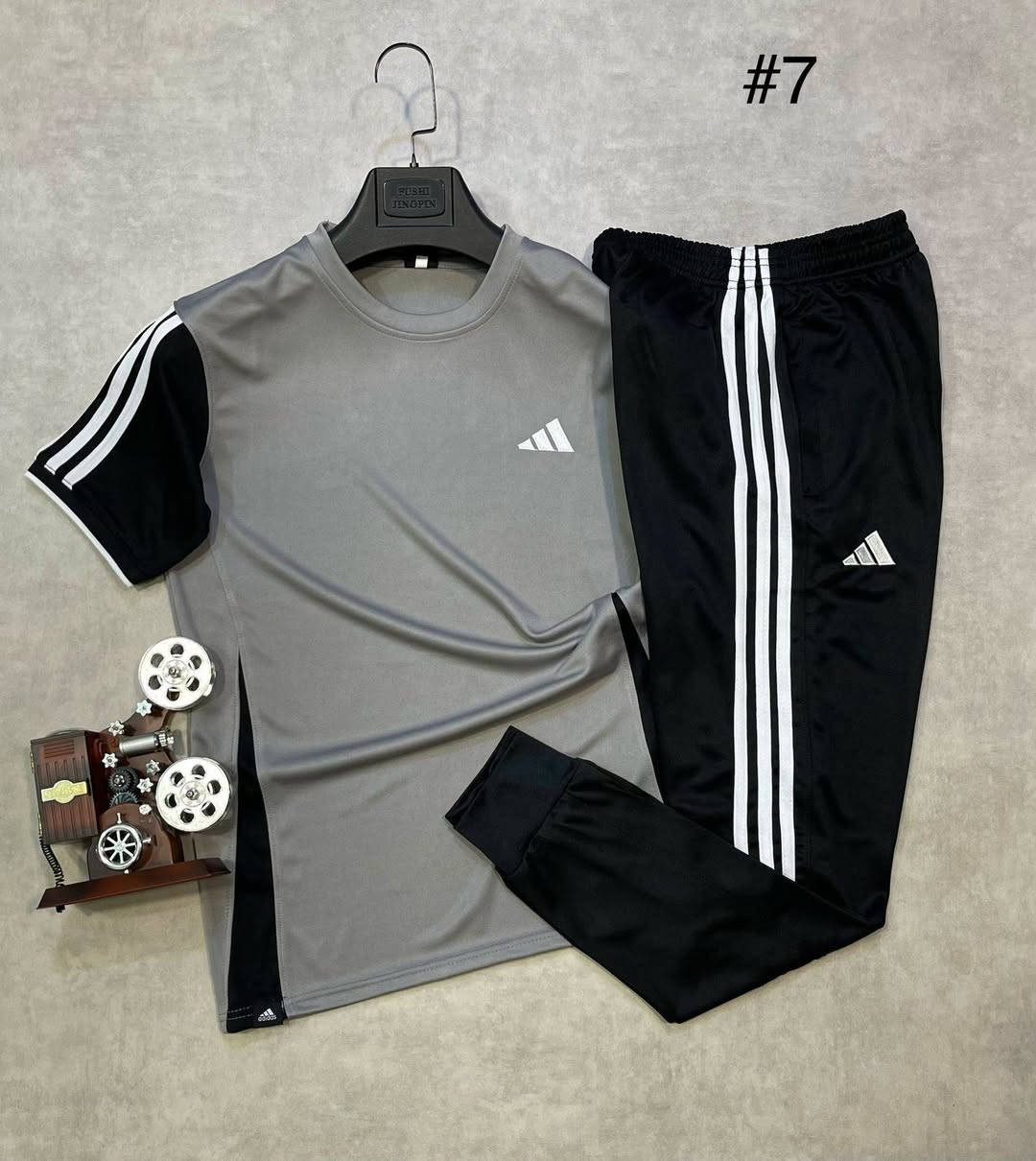 ويانه دائماً الاناقه وجمال الموديلات 
أجمل واحدث الموديلات 
تراك صيفي رجالي 😍 
خامه ممتازه  💯💯
قوالب مريحه 🥰🥰
توصيل كل العراق 5 الاف
القياسات : M/L/XL/XXl
للحجز والاستفسار مراسله الصفحه
واتساب ***********
***********
