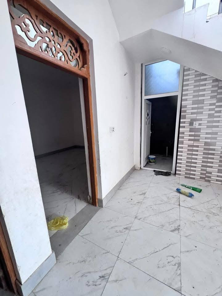 رهن  ٢٠٠ متر  مجمع بيتي ٢
مقابيل الصلطان طابق واحد 
يتكون من ستقبال بطبخ صالة
غرفه عدد ٢ صحيات عدد ٣منور  سعر الرهن 35
مدتت الرهن مفتوحه باقي التفاصيل 
***********
