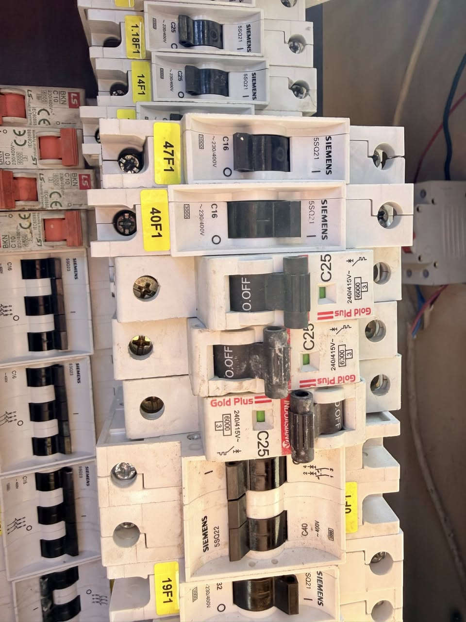 جوزات مفرده -مزدوجه-ثلاثيه 
سيمنز اصلي 
6 أمبير —٦٣ أمبير 
كميه محدوده 
للاستفسار  ***********
