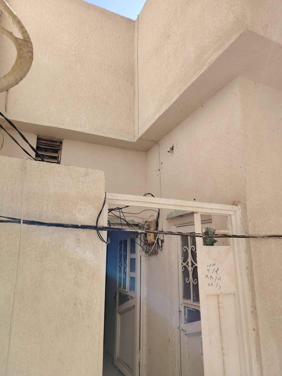 بيت ٥٠م طابق واحد كونكريت مسلح بناء بلوك طابو زراعي سند ٢٥ إقرار محكمه من المالك مباشرة خدمات مجاري حي الأمين شارع الحر خلف مول المائده يبعد ١٥٠م عن شارع تجاري وخط باب الحسين كوسترات للاستفسار مكتب الأوس للعقار ابو سجاد*********** ابو وائل *********** تفاوض مع صاحب البيت مباشر
