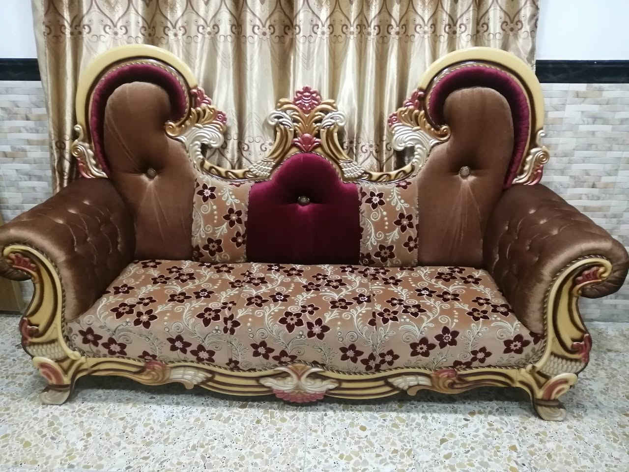 تخم للبيع ملكي عشرة مقاعد نظيف جدا مع الطبلات السعر ٨٠٠ الف التواصل واتساب فقط ***********
