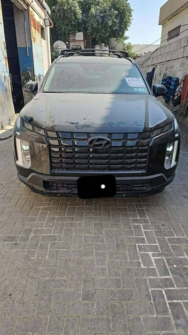 السلام عليكم  هيونداي باليسايد2024 للبيع

الرقم ‭0783 811 2855‬
كتاب شهداء
العنوان الديوانية المركز

ضربه خفيفيه الباب اليمني
palisade2024
فئه
هوك خلفي+دبلا اكزوز+رف سقفي

المحرك8.3لتر v6بنزين تنفسي طبيعي
القوه 295 حصان
العزم262رطل قدم عند5200دورة/دقيقه

القير اوتوتماتيك 8سرعاتWire-by-shift مع دبلات بالمقود
الدفاع الامامي FWDأو دفع رباعي DWA حسب الفئه
اللي بصورة بيها دبل كزوز وهوك فغالباAM

الطول × العرض × الارتفاع: 196.7 بوصة × 77.8 بوصة × 68.9 بوصة
قاعدة العجلات: 114.2 بوصة
الخلوص الأرضي: 7.9 بوصة
عدد الركاب: 7 أو 8 ركاب حسب فئة الكراسي
مساحة التخزين: 18 قدم³ خلف الصف الثالث، 45.8 قدم³ خلف الصف الثاني، 86.4 قدم³ مع طي كل المقاعد
الوزن: حوالي 4,506 باوند للدفع الرباعي
المواصفات الداخلية
الشاشة: 12.3 بوصة للمعلومات والترفيه تدعم Apple CarPlay + Android Auto
العدادات: شاشة رقمية 12.3 بوصة
المكيف: تحكم مناخ أوتوماتيكي ثنائي أو ثلاثي المناطق + فتحات للصف الثاني والثالث
المقاعد: جلد أو قماش حسب الفئة. تدفئة وتبريد للمقاعد الأمامية، تدفئة للصف الثاني بفئة Calligraphy
الشحن: منافذ USB-C بكل الصفوف + شحن لاسلكي
أهم المميزات: فتحة سقف، ستائر جانبية للصف الثاني، باب خلفي كهربائي بدون استخدام اليد 3dc5af038963
الأمان والتقنيات
Hyundai SmartSense: مثبت سرعة ذكي، مساعد البقاء بالمسار، تحذير النقطة العمياء، كاميرات 36 
أهم الأنظمة: التنبيه من التصادم الأمامي مع كشف المشاة، تنبيه الراكب الخلفي، مساعد الخروج الآمن
الوسائد الهوائية: أمامية وجانبية وستائرية للـ3 صفوف 6391af038963
الفئات الرئيسية بالعراق والخليج
SE/SEL: دفع أمامي، جنوط 18، شاشة 12.3، 8 ركاب
XRT: شكل رياضي، دفع رباعي، جنوط 20 سوداء، رف سقفي، دبل اكزوز
Limited: جلد نابا، تبريد مقاعد، كاميرا 360، إضاءة محيطيي
Calligraphy: أعلى فئة، شبك كروم داكن، جلد مطرز، سقف بانوراما مزدوج. ب2024 نزلت Calligraphy Night Edition بلون أسود كامل 8963810f
