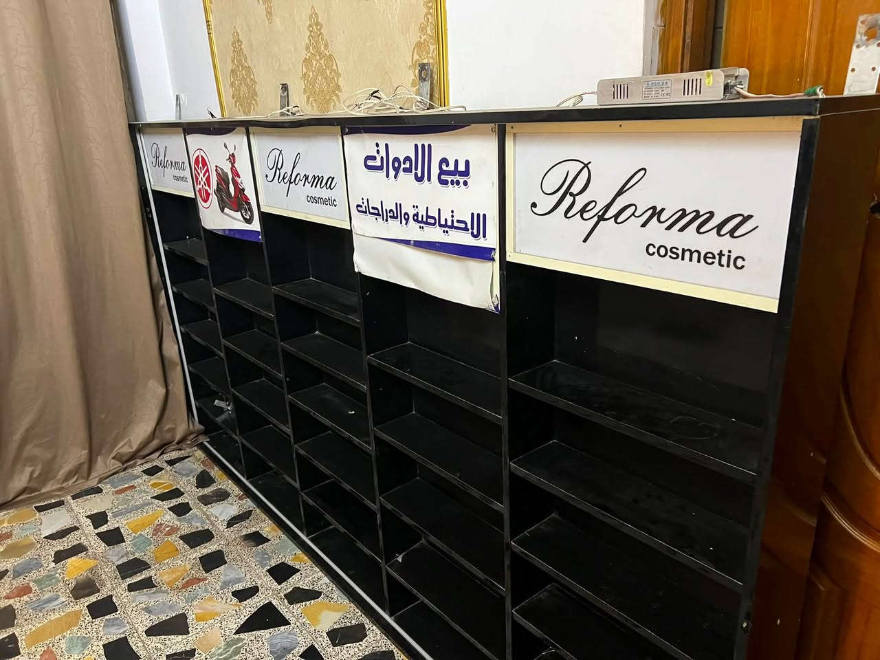 سلام عليكم هاذا رف كامل عرضه 3 مترات وثكيل وقوي سعره 50الف ال يحب. ياخذه يراسلني  مكاني الشعب واتساب ***********
