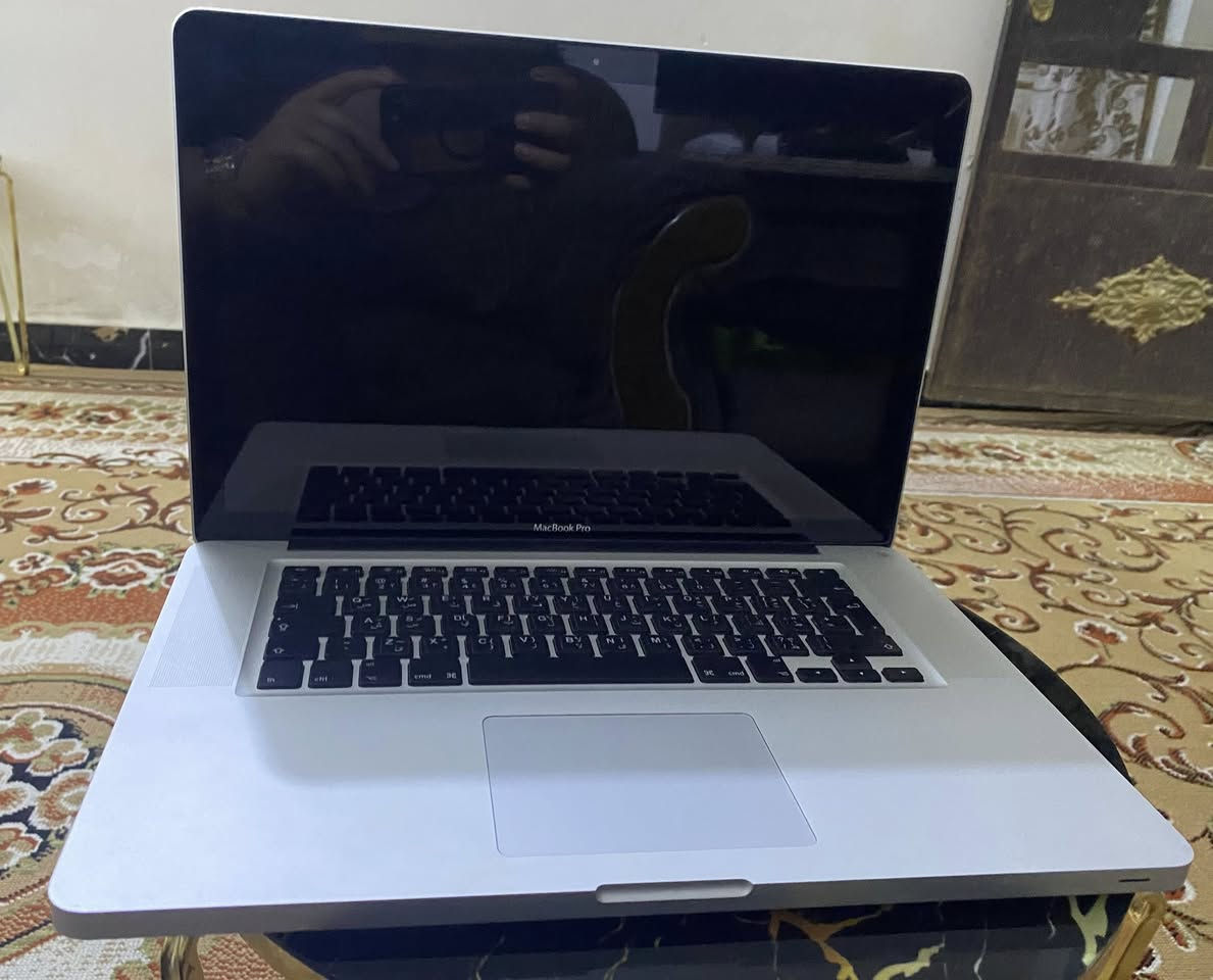 السلام عليكم 
لابتوب للبيع ابل(Mac book Pro)
تحتوي على نظامين 
1-نظام ابل .
2-نظام ويندوز 10 برو .

المواصفات :
موديل : 2010 الشكل الحديث .
intel Core i7  2,3GHz .
RAM 16 GB .
Ssd 512 GB .
كيبورد عربي إنكليزي .
مدة بقاء الشحنة يدوم 4 ساعات متواصلة .
حجم الشاشة 15,4 بوصة .

المنافذ :
منفذ USB ( 2 ) .
منفذ رام .
منفذ WiFi .
منفذ شحن مغناطيس .
منفذ سماعة .
منفذ اسبيكر .
منفذ أقراص DVD .

الملحقات :
شاحن اصلي من شركة ابل .

المكان : 
بغداد الجديدة النعيرية 

السعر :
375 الف وبية مجال .

الرقم :
***********

