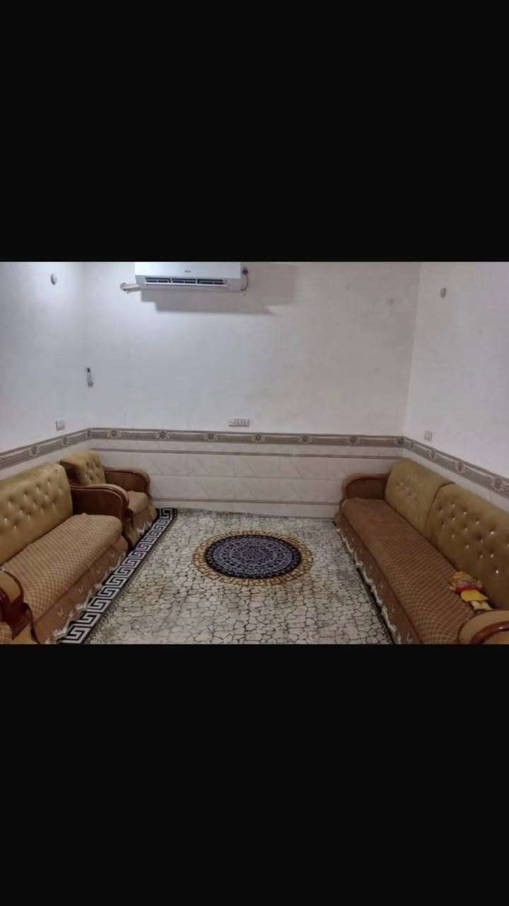 معروض لدينا في المكتب بيت المساحة 120 م بناءً حديث طابقين كونكريت مسلح ) الطابق الاول غرفتين وصالة ومطبخ صحيات داخلية وخارجية مع استقبال)) الطابق الثاني 3 غرف مع صالة مع صحيات كاملة البيت كامل بناء 23 )) العنوان الصالحية قريب على مركز الصحي عرض الشارع 8 م مبلط سعره البيت 230 مليون مطلوب اسكان 30 ملين من ضمن المبلغ الاستفسار على هذ الرقم *********** ابو علي الاسدي
