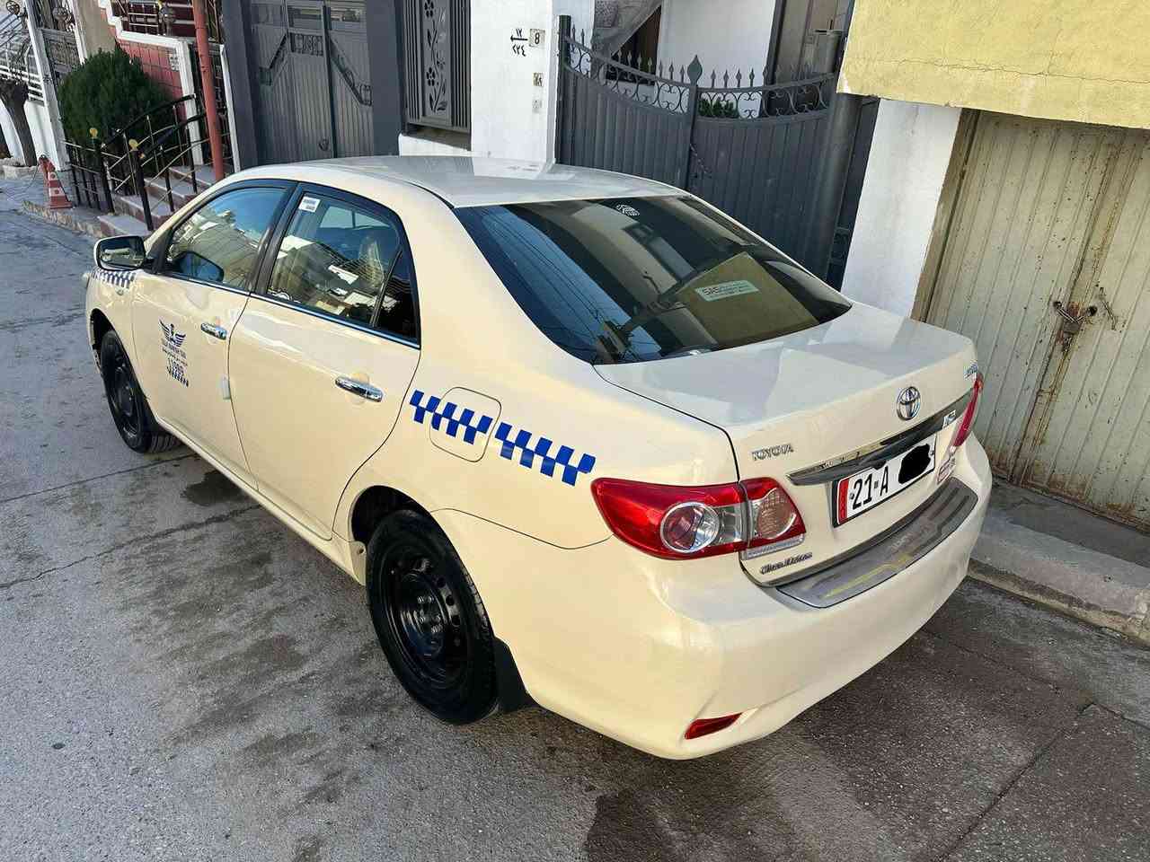 147$  
   *********** 
کرۆلا 
گێر ئۆتۆماتیک
بیلاد تەکسی 
مەکینە گەورە ۱۸ 
بە ناوی خۆمانەوەیە 
بۆنیدی ڕەشە وکەمێک ساردی هەیە 
فول جوانکاری و بێ مەسرەف 
تاقم تایەی لۆک 
مەجموعەی سوکان لۆک شەریکە 
بێ تەقە و ڕەقەیە  مەزبوت 
 شاشە ئایپاد ئەسڵی 
ڤۆلیۆم سوکان
سەعاتی سەرداشبڵ
کامێرەی دواوە 
کامێرەی پێشەوە تەسویرئەکات 
بلاجکتۆر 
لیدی دەعامی دواوە 
لیدی بەقوەتی بلاجکتۆر
پەردەی سێ خەت 
کامل گاعی و کوشن و سەقف بەرگەدرگای کراوە بە تاقمێکی جوان بە نایلۆنی شەفافەوە 
سەیارەکە زۆر جایزە و بێ مەسرەفە 
*********** السليمانية, العراق
