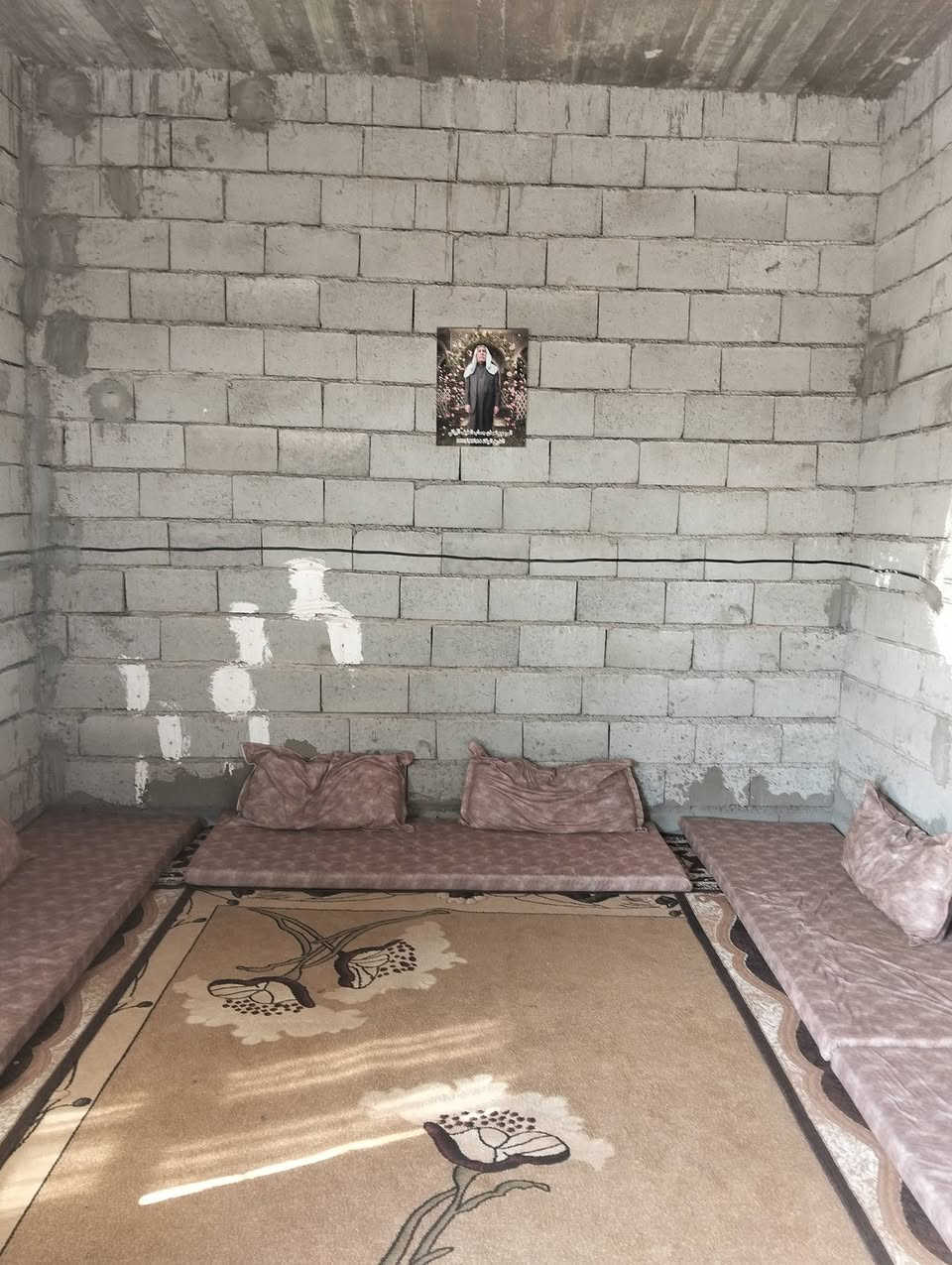 دار للبيع مساحته 150متر مربع الموقع كركوك حي النصر قرب جامع مكه المكرمه البيت يحتوي على اثلث غرف نوم وستقبال ومطبخ وهول صحيات داخليه ومناور ثنين والدار طابق اونص يعني عرفتين جوه وحده فوك والسعر 65 وبي مجال والي يحب يتصل بل خدمه ***********
