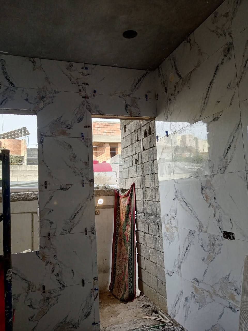 سلام عليكم خلفه سيراميك الي يحب اشتغله رقم ***********
