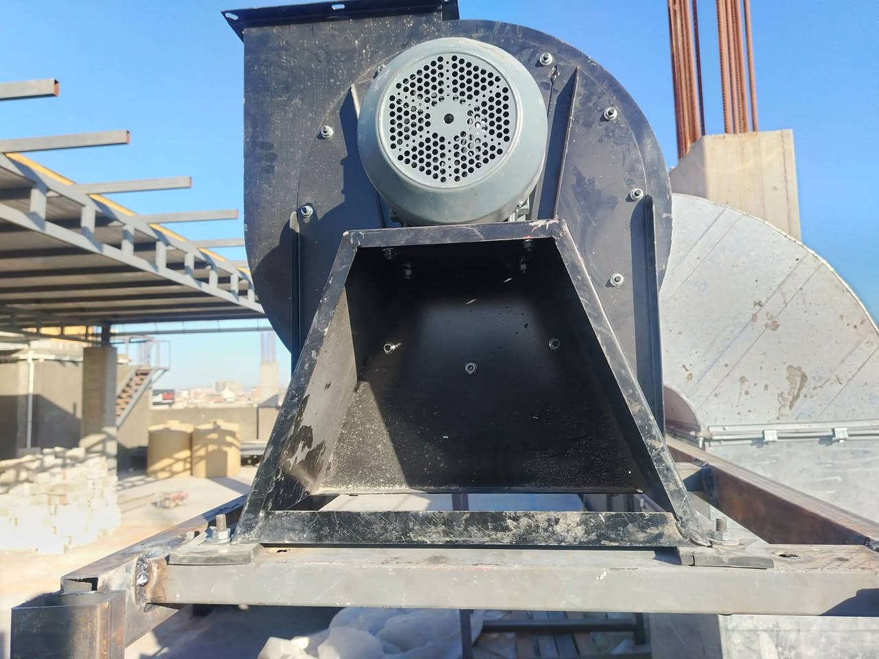 تثبيت الساحبات في احدى المطاعم في النجف الاشرف
حيث تم استخدام ساحبات ذات منشأ تركي ماركة(vpn)
العمل يكون بإشراف هندسي وكادر كفوء خبرات فنيه عاليه.. الالتزام بكافة المتطلبات الهندسية استخدام مانع اهتزاز بين الدكت والساحبه ووضع مانع اهتزاز اسفل الساحبة 
العمل والدقة في مكان واحد نضمن لك كافه الحلول المثلى لاعمال التبريد والتهوية
#تصميم_اشراف_تنفيذ
#تكنو_للتنفيذ_الهندسي
للتواصل ***********
