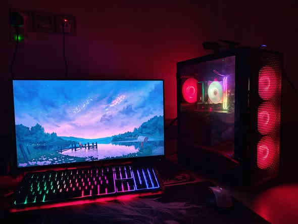 تفصيل مواصفات الكمبيوتر

1. المعالج (CPU):

· الموديل: Intel Core i5-12400F

2. اللوحة الأم (Motherboard):

· الموديل: MSI H610

3. كارت الشاشة (GPU):

· الموديل: ASUS Dual GeForce RTX 4060

4. الذاكرة العشوائية (RAM):

· الموديل: T-FORCE (على الأغلب من TeamGroup)
· المواصفات:
  · السعة: 16 جيجابايت (عبارة عن قطعتين 8 جيجابايت لكل منهما، مما يعني Dual Channel لأداء أفضل).

5. وحدة التخزين (SSD):

· الموديل: ADATA LEGEND 710 1TB
· المواصفات:
  · السعة: 1 تيرابايت.
  · النوع: M.2 NVMe.

6. مزود الطاقة (PSU):

· الموديل: RUIX (Reex) 650W
· المواصفات:
  · القدرة: 650 واط.

7. الصندوق (Case):

· الموديل: MASS 03

8. الشاشة (Monitor):
· الموديل: ASUS VG249Q3A
· المواصفات:
  · الحجم: 23.8 بوصة.
  · الدقة: 1920x1080 (Full HD).
  · معدل التحديث: 165 هرتز - ممتازة للألعاب وتوفر صورة سلسة جداً.
  · التقنية: IPS - توفر ألوان دقيقة وزوايا مشاهدة واسعة.

ملخص الأداء والتقييم:

· الغرض الرئيسي: هذا الجهاز مبني خصيصاً للألعاب على شاشة 1080p، وسيؤدي أداءً ممتازاً في هذا المجال مع كارت الشاشة القوي RTX 4060.

السعر 1.200.000 د
ستعمال 3 اشهر 
نضافة 100%
عنوان: الديوانية_ قضاء السنية
***********
