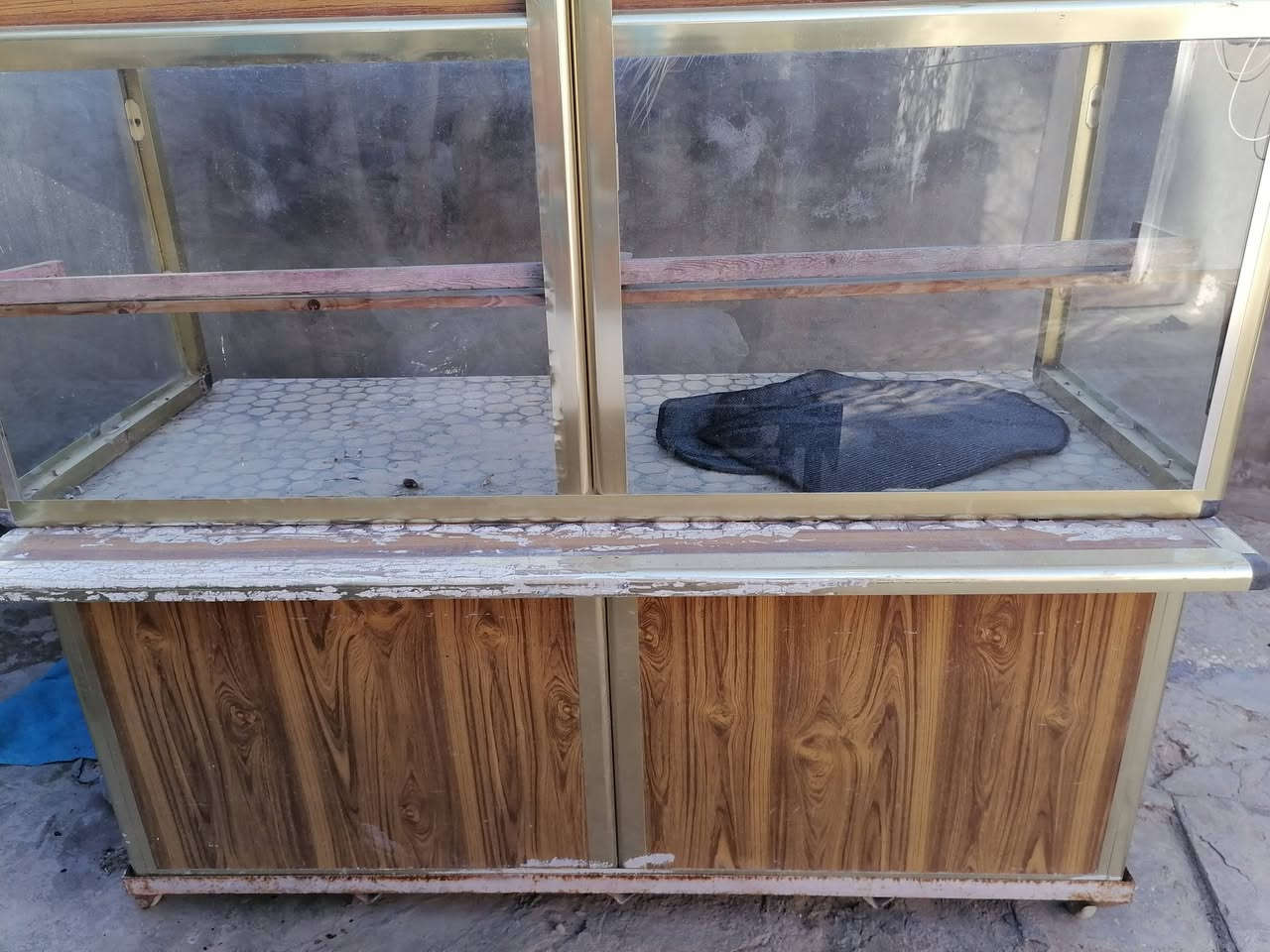 ميز كافتريا نظيف للبيع السعر 200الف لتواصل خاص او الرقم ***********
