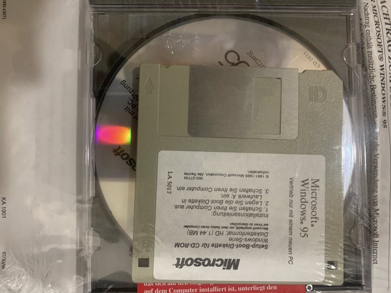 قطعة نادرة جداً في العراق والشرق الأوسط
يوجد جهاز واحد فقط من هذا النوع في كل العراق والشرق الأوسط.  
ومن النادر جداً العثور على هذا الجهاز اليوم، حيث يُعتقد أن أقل من 50 جهازاً فقط ما زال موجوداً في العالم.  

كمبيوتر MEDION Pentium MMX الكلاسيكي من التسعينات، بحالة ممتازة مع الصندوق الأصلي والتغليف.  

الجهاز كامل مع جميع القطع الأصلية:  
الشاشة، الكيس (البرج)، لوحة المفاتيح، الفأرة، مع التغليف والصندوق الأصلي.  

المواصفات:  
• معالج Pentium MMX بسرعة 166MHz  
• ذاكرة RAM سعة 32MB  
• قرص صلب 2.1GB  
• قارئ CD-ROM  
• محرك أقراص مرنة (Floppy)  
• شاشة 15 بوصة SVGA  
• نظام Windows 95  

قطعة مميزة لهواة جمع الأجهزة الكلاسيكية (Retro Computers) وفرصة نادرة لامتلاك جهاز كامل من حقبة التسعي


**إذا كنت صاحب هذا الإعلان وتريد حذفه لأي سبب، رجاءا أرسل رسالة إلى الدعم الفني**