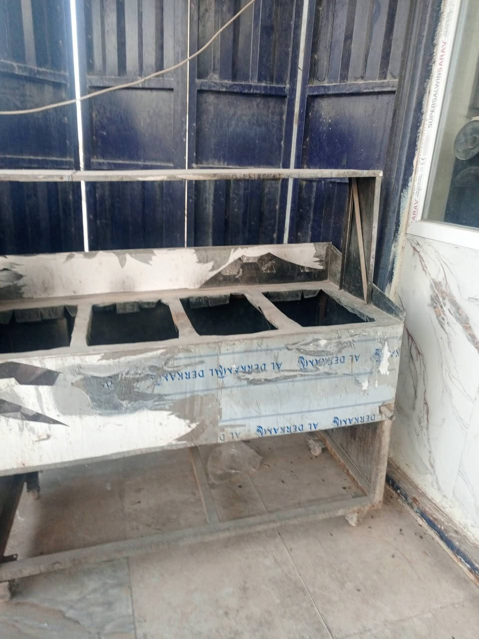 مطعم للبيع الي يريده كامل هوه وأغراضه والي يريد بس غراضه شلعه التواصل على هاذا الرقم ***********
