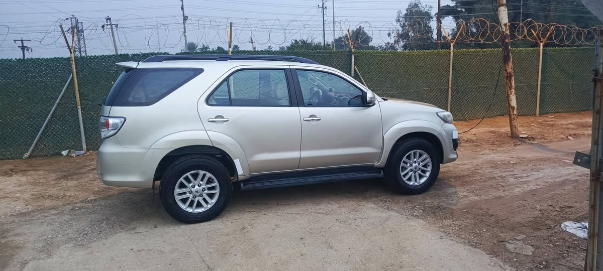 السلام عليكم 
تيوتا فورتشنر موديل 2014 لون ذهبي ٦ سلندر ماشيه 168كم سعر 235 ***********
