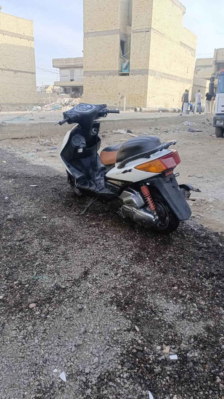 سلام عليكم
سكنس فحل 
كفرها كله اصلي
دراجه كلش جديده
مكينه مكفول 
زوج تايرات جدد
قباقه ستيل
قبق فلاوين 
شوته
وقبق كلجات
بيهاومنضومه زنون
كهربائياتها كلها شغاله
السعر 600وبيها مجال
مكاني بغداد الغزاليه
***********
***********
