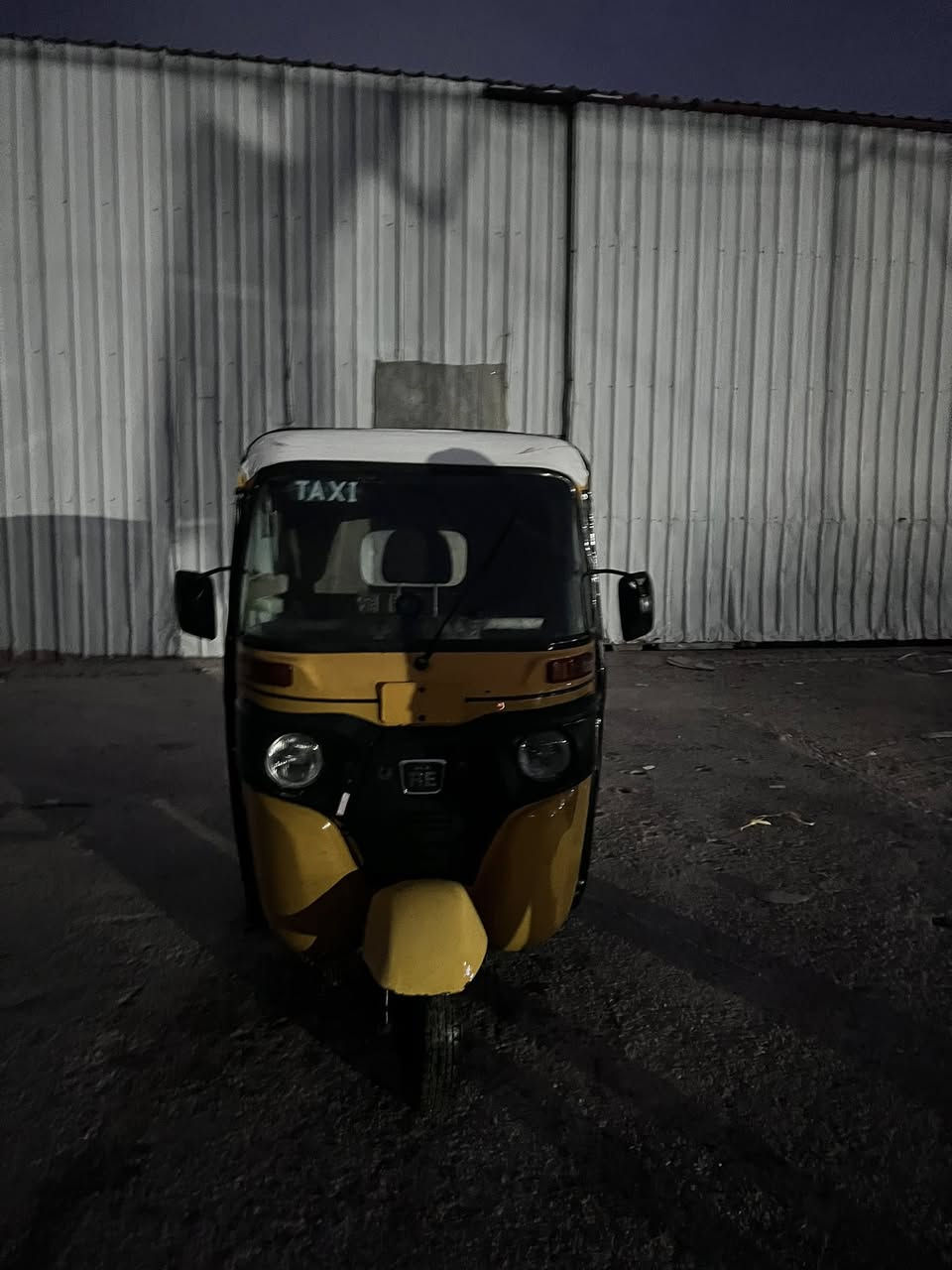 للبيع تكتك موديل ٢٠١٩/١٢/٣٠ تكتك مرقمه ديالى ، مرتبه ونضيفه دواساتها لغدها كلها نضيفه وبلاديه مابيها خياسات وكلها شغاله كهربائيات ضفاير جديده مابيها اي نقص من ايدي كبل للشارع للاستفسار ***********
