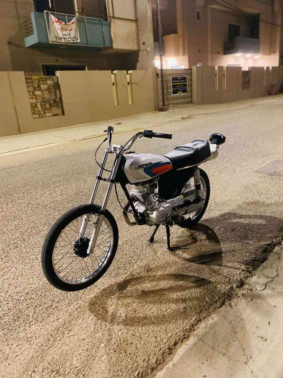 السلام عليكم...
للبيع شاصي «27» سكنر تعميره (26)
دراجه صاله 5ايام من معمره شوفت عينك نضافه/
كلشي ماعايزه بس سايق😅👍🏻(***********)
