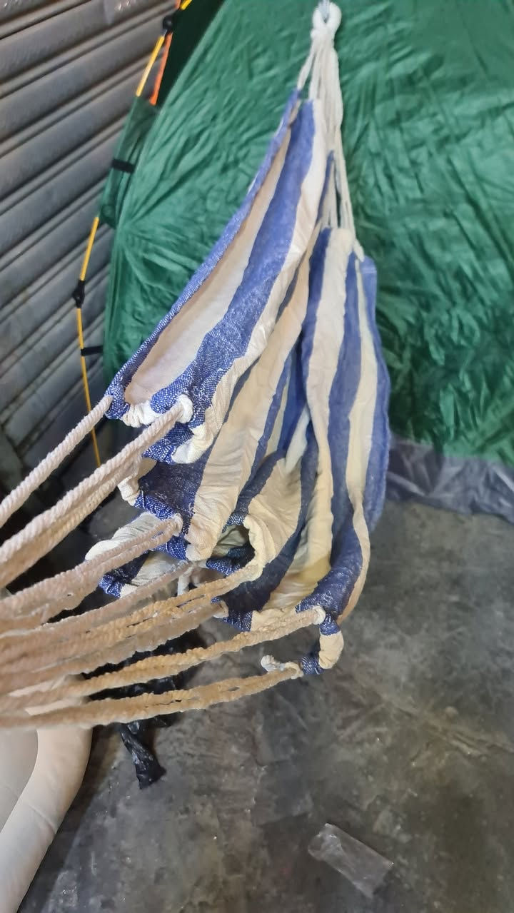 ارجوحة في هذه الشكل تستخدم للاستخدام الخارجي كل تخييم او في المنزل . السعر 10 الف. خيوط قطن ماركة هاموك. فيها حبال لشدها وتوزان خاص او على الرقم ***********
