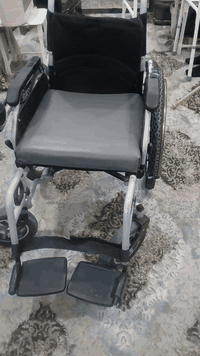 كراسي كهربائيه جديده بالكارتون يطبك ويصير بالسياره بدون رفع البطاريات الشراي يتصل بغداد سعره ٥٠٠الف حجم كبير ٥٦ *********** وجميع الاحجام
