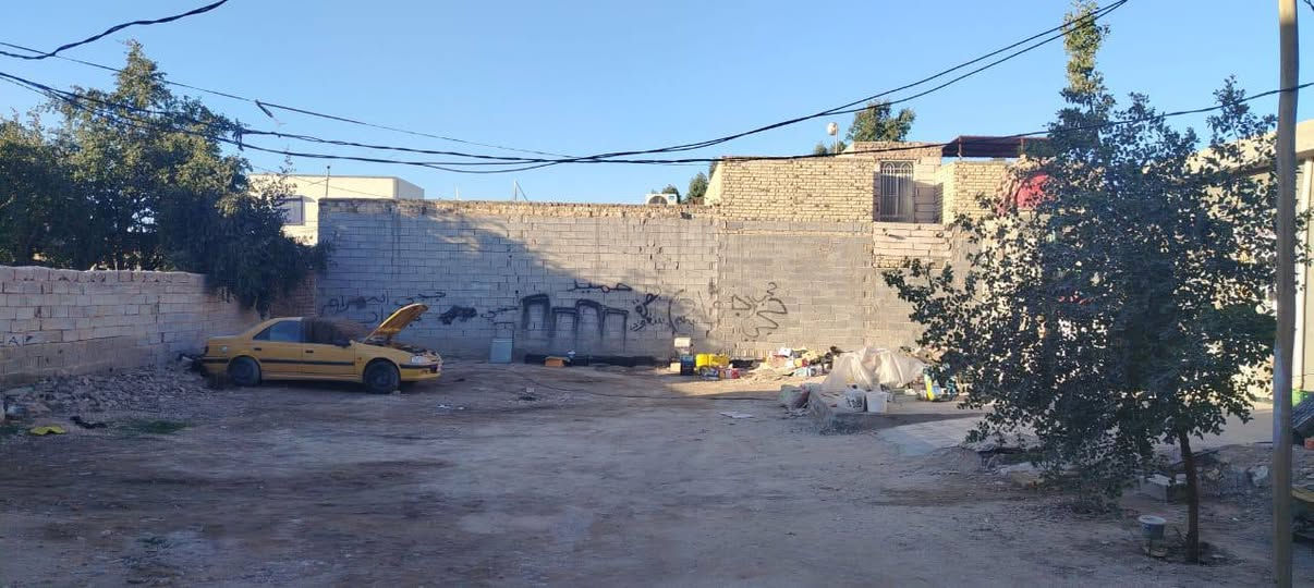 السلام عليكم بيت للبيع المساحه حوالي 800 متر يحتوي على عرصه بتلو بالبدايه وشارع خاص بالبيت وكراج مقابيل البيت و عرصه جانب البيت محدوله سبيس جاهزه للبناء وبيت بناء جديد مساحه 200 متر سقف كونكريت جاهز يحتوي علـّۓ. 3 غرف وصاله واستقبال خارجيه مع صحيات داخل البيت وخارجع البيت ومطبخ  طابق واحد بعده ما مسوي طابق ثاني تصلح للعائله الكبيره او مخازن العنوان شارع الصب مقابل حي العسكري بفرع جسر المشاه شارع تبليط نهايه الشارع ثاني بيت الشارع الخاص بالبيت منطقه هدوء والبيت بحكم كبر مساحته وشارع خاص الجيران بعيدين عن المنزل للاستفسار اكثر الاتصال / ***********
