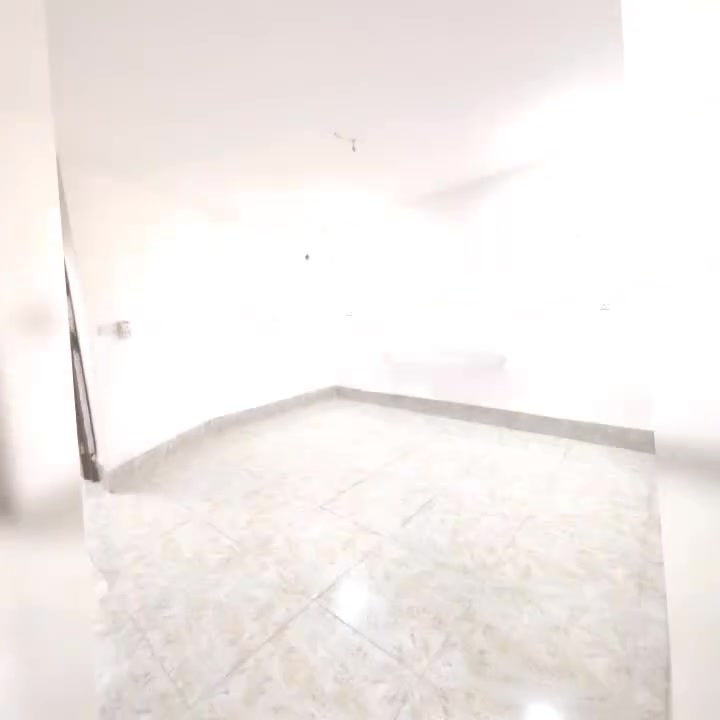 شقه طابق ثاني للبيع بالاعظميه راغبه خاتون شارع مسجد جلال واجهتها ٤.٧٥م ونزالها ٢٠ م مساحتها ٩٥م٢ تحتوي على غرفتين وصاله ومطبخ وحمام صغير وبلكونه للجادين الاتصال ***********
