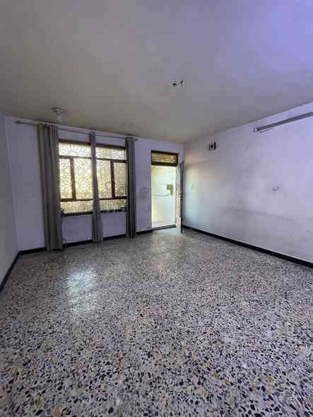 شقة طابق اول. 
مساحة 150 م
2 غرف نوم 
وخدمات صحيه
حولي ومطبخ 
العنوان شقة شارع النخل 
الاستفسار ***********
