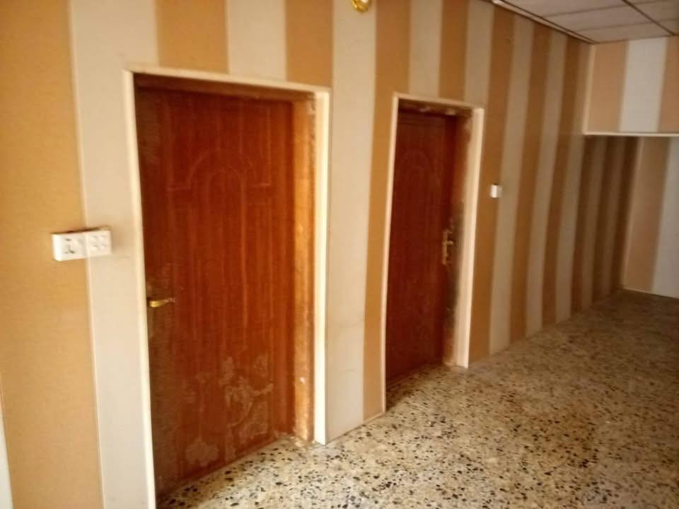 #ب300الف 
مشتمل للإيجار وبالعروبة

يحتوي ع غرفتين وصالة ومطبخ وصحيات
للاستفسار 
***********
***********
مكتب أملأك للعقار العروبة شارع المتحف 
@إشارة
