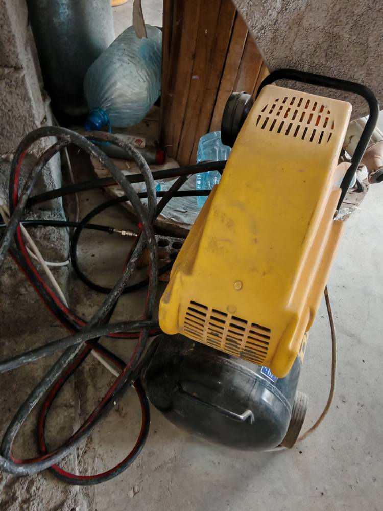 كومبريسةري هةوا ٥٠ لتري بؤ فروشتن
٢٠ مةتر صوندة و ٢٠ مةتر وايةري لةگةلداية
نويية كةم ايشي كردوة
شوين هةولير
رقم موبايل : *********** أربيل, العراق
