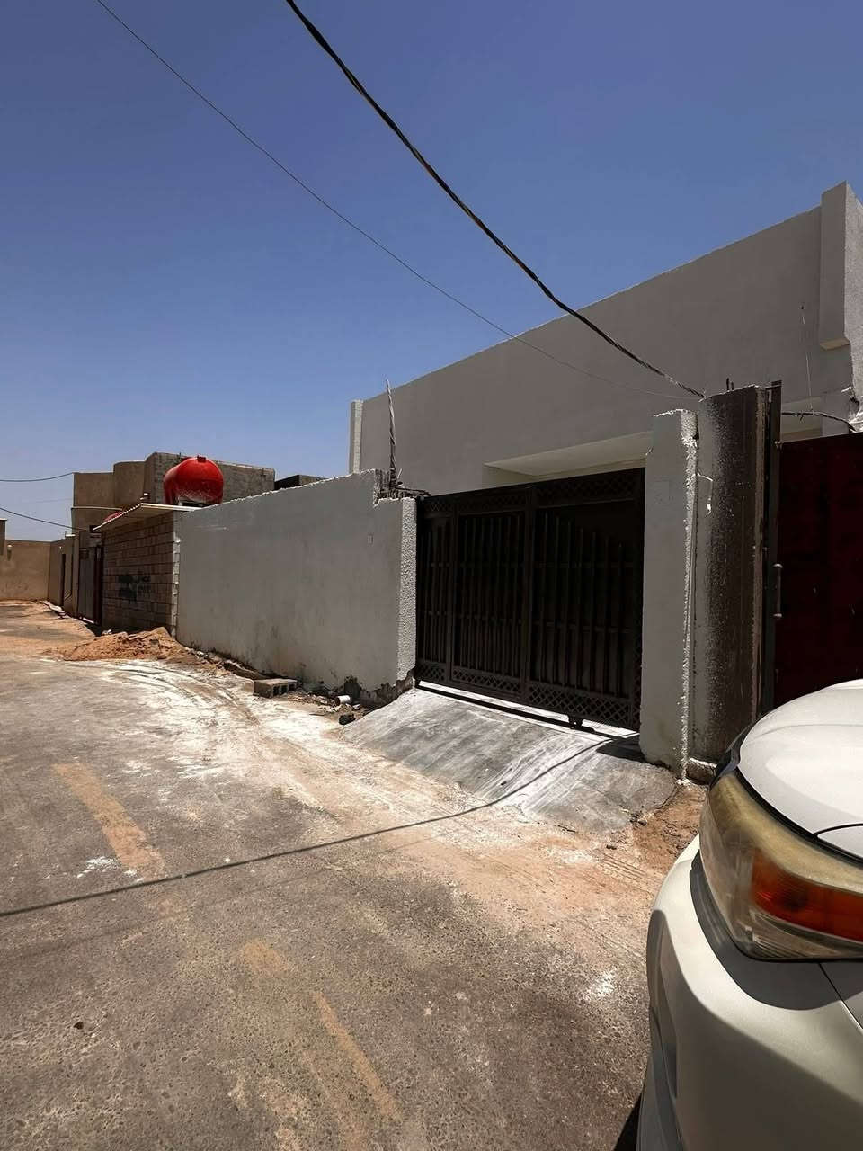 وعلا التبليط مباشر يبعد عن السايدين العوجه 200متر
طابو زراعي و عراقي اصل 
 مكون من غرفتين وصاله ومطبخ وحمامات داخلي وخارجي وديوان وكراج بناء حديث وفرغ البيت وجاهز السكن ومنور داير البيت 
المساحه 220
السعر 79وبي مجال 
استفسار 
اتصل ***********
