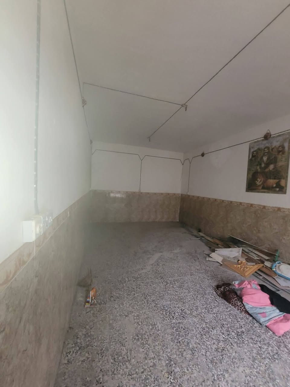 سلام عليكم اخوان بيت للايجار مساحته 200متر  الموقع المحاويل حي ابوسديره قرب المدرسه النجاة قرب المنتز ***********
