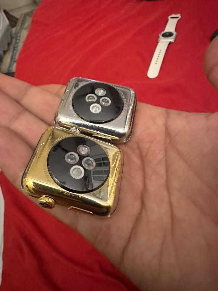 ساعتين ابل الجيل الثاني قياس 42mm  
الاولى طلاء ذهب نسخه خاصه
الثانيه تيتانيوم نسخة خاصه
شغالات مقفولات ايكلود طريقة فتحهن كلش بسيطه اهل التليفونات يعرفون متكلف عشرين الف

سعر الوحده 55 الف 

بطاريه 100‎%‎

يوجد توصيل
***********
